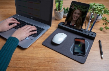 Logotrade Geschäftsgeschenke das Foto: Air Mousepad mit 5W Wireless Charger und USB