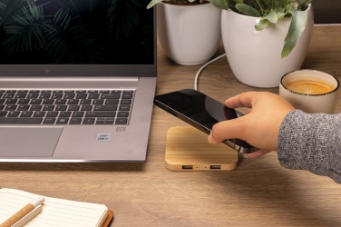 Logotrade Werbeartikel das Foto: 10W Wireless-Charger mit USB aus Bambus