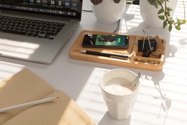 Logotrade Werbeartikel das Foto: Bambus Desk Organizer mit 10W Wireless Charger