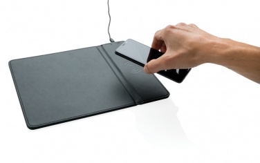 Logotrade Firmengeschenke das Foto: Mousepad mit Wireless-5W-Charging Funktion