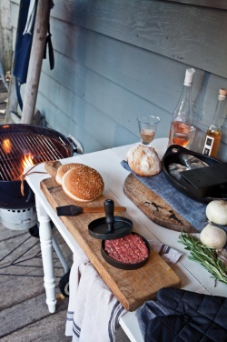 Logotrade Werbegeschenke das Foto: Grillset mit Hamburgerpresse und Marinadenpinsel