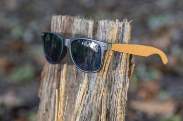 : Sonnenbrille aus GRS recyceltem PC-Kunststoff mit Kork