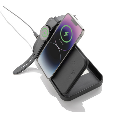 Logotrade Firmengeschenke das Foto: Swiss Peak Travel-Case aus RCS rec. PU mit 3-in-1-Charger
