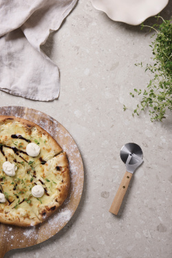 Logotrade werbemittel das Foto: VINGA Paso Pizzaschneider