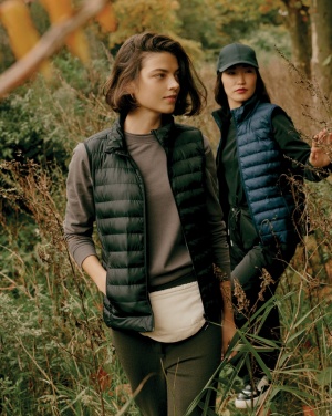 Logo trade firmakingitused foto: Iqoniq Meru naiste taaskasutatud polüestrist vest