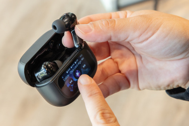 Logotrade meene foto: Airtune puutetundliku ekraaniga ANC kõrvaklapid