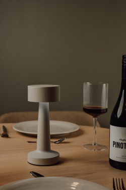 Logo trade reklaamtooted foto: VINGA Maris RCS metallist ja taaskasutatud ABS-ist laualamp