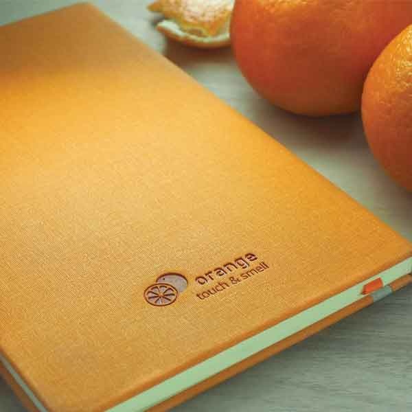 Logotrade liikelahja tuotekuva: Appelsiinin tuoksuinen A5 muistikirja, oranssi