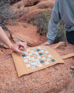 Logotrade mainoslahjat ja liikelahjat tuotekuva: Britton taitettava backgammon -ja tammipelisetti korkista