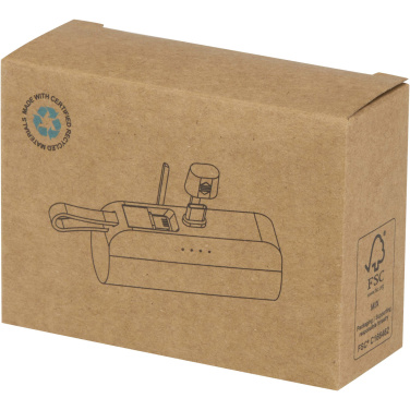 Logotrade mainostuote tuotekuva: Alnair 5 000 mAh:n ja 10 W:n kierrätetystä muovista valmistettu Type-C-varavirtalähde, jossa sisäänrakennettu jalusta ja 2-in-1-kaapeli