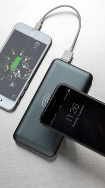 Logotrade profilprodukter bild: 10.000 mAh snabbladdande 10W trådlös powerbank med PD