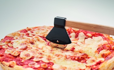 Logotrade reklamprodukter bild: Pizzaskärare med bambuhandtag