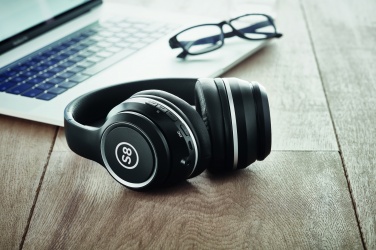 Logotrade reklamprodukter bild: ANC headphone and pouch