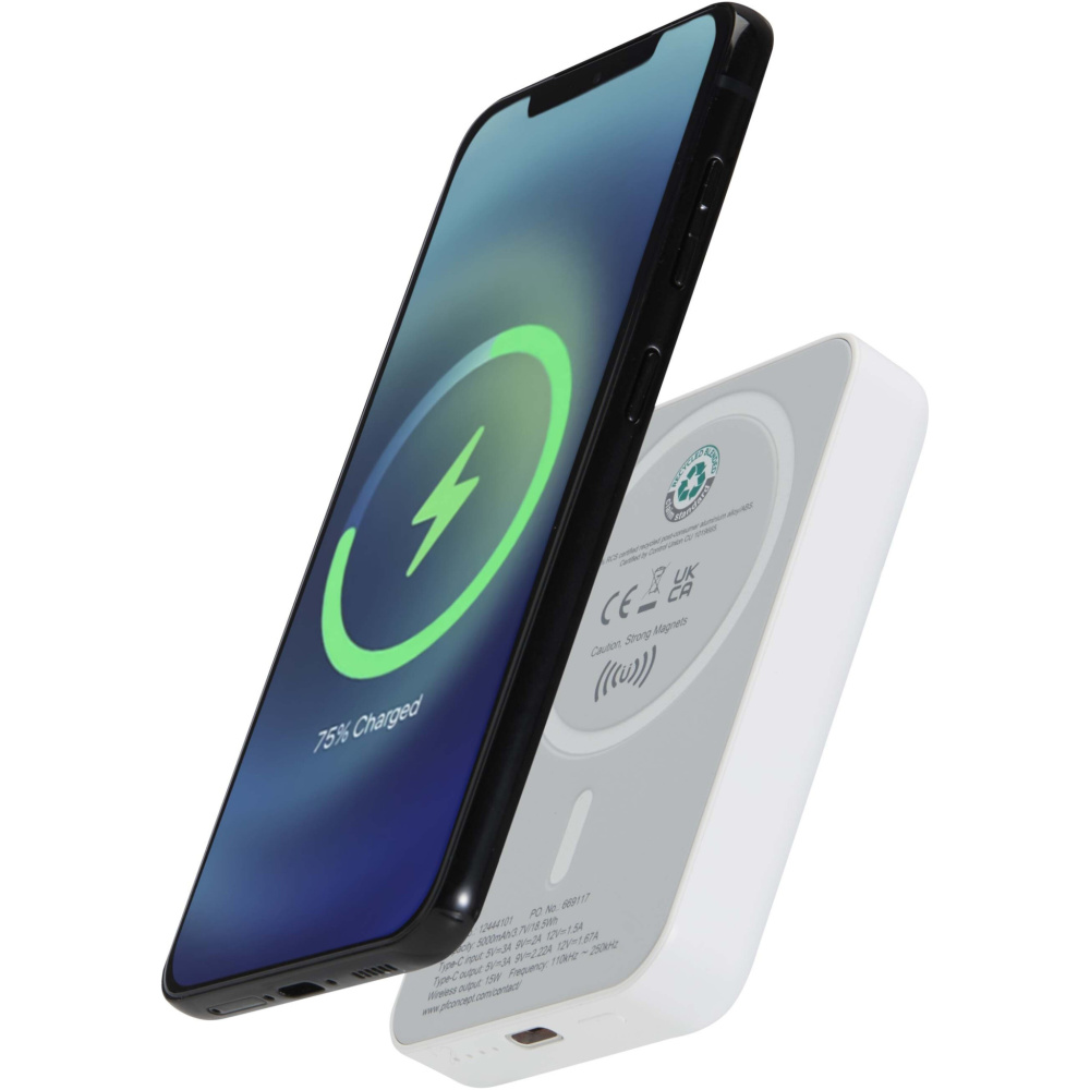 Logotrade kampanjprodukter bild: Acrab 5 000 mAh 15 W magnetisk trådlös powerbank med 20 W PD – tillverkad av återvunnen plast